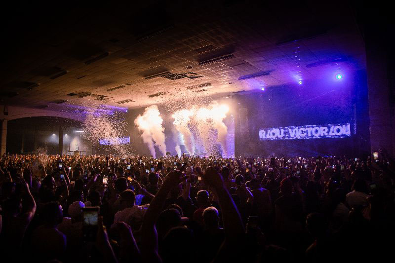 Victor Lou comandando a pista no Blackartel Festival na CAOS em Campinas